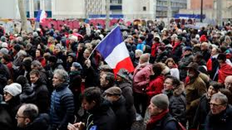 Хиляди участваха в марш в Париж срещу "жълтите жилетки" (СНИМКИ)