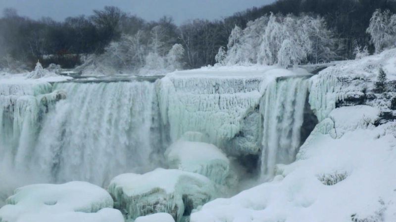 Невиждан от години арктически студ скова САЩ и Канада, замръзна дори Ниагарския водопад! (СНИМКИ/ВИДЕО)