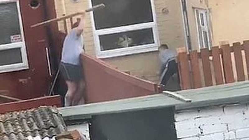 Съседска омраза: Комшии се млатят брутално с дъски през оградата (ВИДЕО)