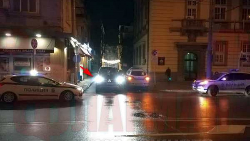 Ад в Бургас! Разсеяна шофьорка премаза с мощния си мерцедес полицай (СНИМКИ)