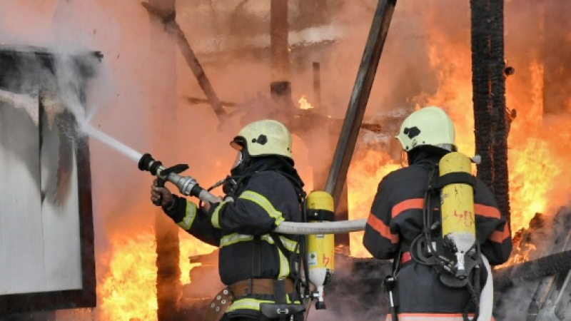 Огненият ад в София бушува в склад за дрехи втора ръка, пламъците са захапали и автосервиз