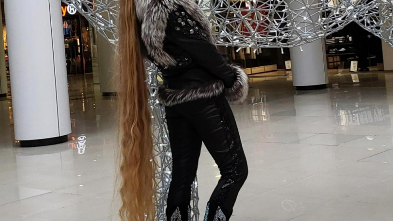 Тази ослепителна красавица от Украйна не е подстригвала косата си от 28 години (СНИМКИ)