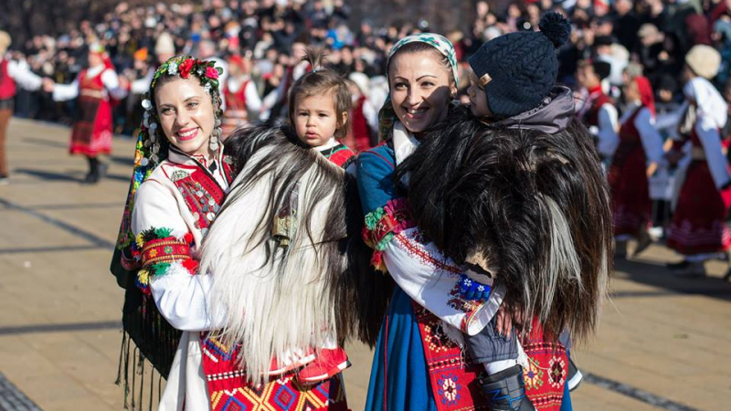 Благоевградско семейство прикова всички погледи на кукерския фестивал в Перник (СНИМКИ)