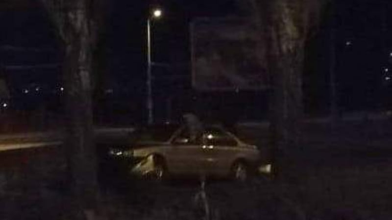 Зрелищни СНИМКИ: Кола излетя на 40 метра от пътя и се заби в дърво в Бургас 