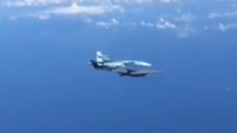 Екшън в небето: Руски Су-27 грубо изтласка изтребител на НАТО (ВИДЕО)