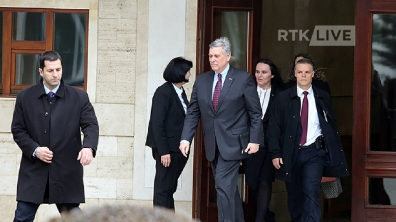 Ексклузивно от Прищина: Посланикът на САЩ демонстративно напусна среща на лидерите на Косово 