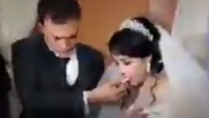 Младоженец просташки наказа булката в разгара на сватбата (ВИДЕО)
