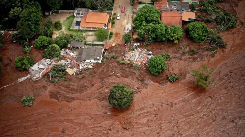 Ад в Бразилия! Страшни СНИМКИ и ВИДЕО показват как токсичната кал унищожава всичко по пътя си