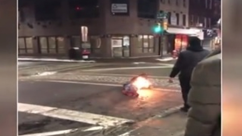 Ужасяващо ВИДЕО: Мъж се запали по време на бой с охранители 
