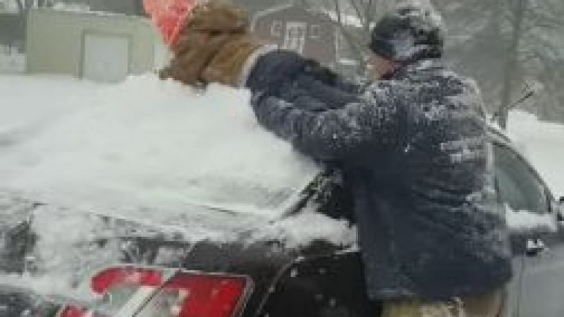 Американец изчисти снега от колата с малкото си детенце (ВИДЕО)