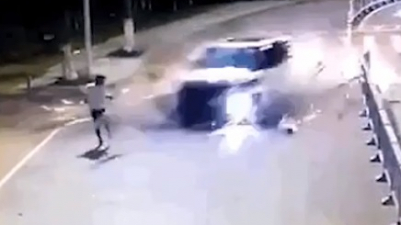 Плашещо ВИДЕО: Бягащ мъж по чудо оцеля, след като огромен джип с бясна скорост се втурна към него 