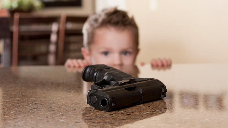Ужас в САЩ: 4-годишно дете намери зареден пистолет, насочи го към бременната си майка и ... 