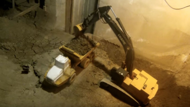 Мъж копае 14 години мазето си с играчки и камиончета (ВИДЕО)