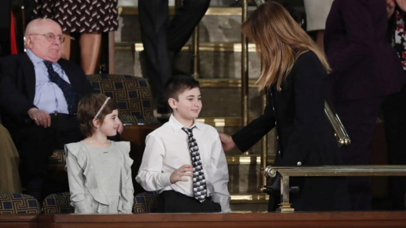 Мелания Тръмп седна до натъжено 11-годишно момче, а целият свят онемя от драматичната му история (СНИМКИ/ВИДЕО)