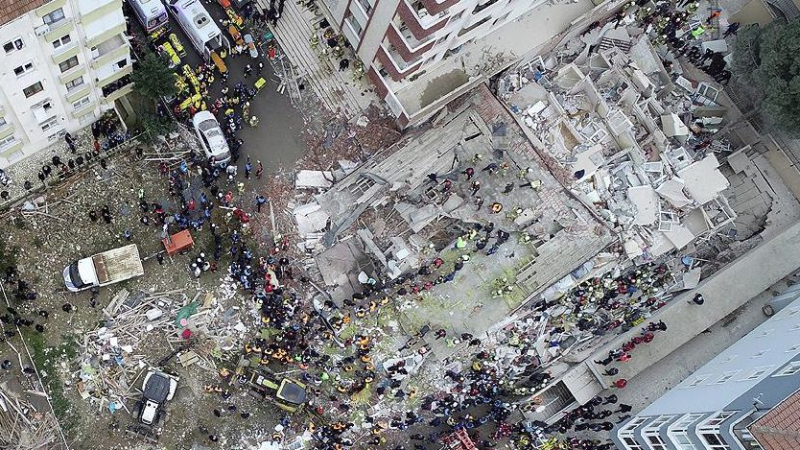 Зловещо ВИДЕО запечата рухването на 6-етажния блок в Истанбул, броят на жертвите расте