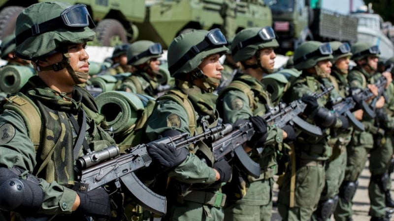 Военните във Венецуела блокират мост, за да спрат помощи
