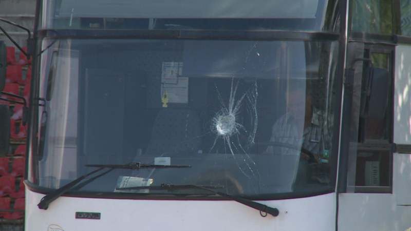 Екшън в Пловдив: Пътник в автобус подивя, почна да троши и нападна ченгета