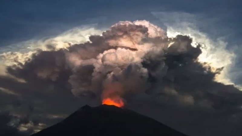 Огнена стихия: Два вулкана изригнаха в Индонезия (ВИДЕО)