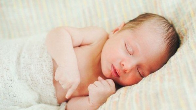 Зла свекърва смени името на новороденото си внуче, докато майка му спи