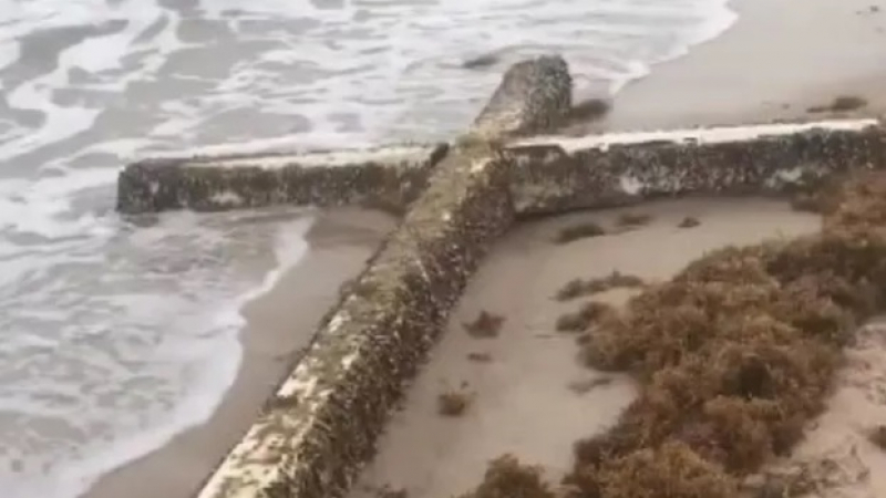 Библейско знамение във Флорида: Океанът изхвърли огромен кръст на брега, местните в шок (ВИДЕО)