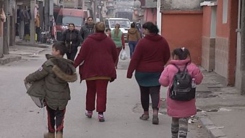 Циганите в Сливен скочиха на Каракачанов: Нашата традиция е да раждаме малки! Той да си гледа военните, нас да не закача