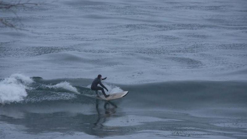 Американски сърфисти яхнаха вълните при –34°C и ето какво се случи (УНИКАЛНИ СНИМКИ)