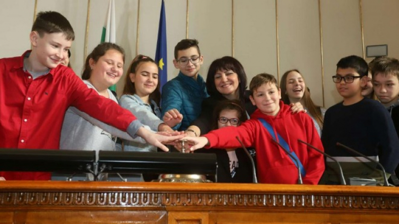 Цвета Караянчева стана екскурзовод на деца в деня на отворените врати в НС (СНИМКИ)