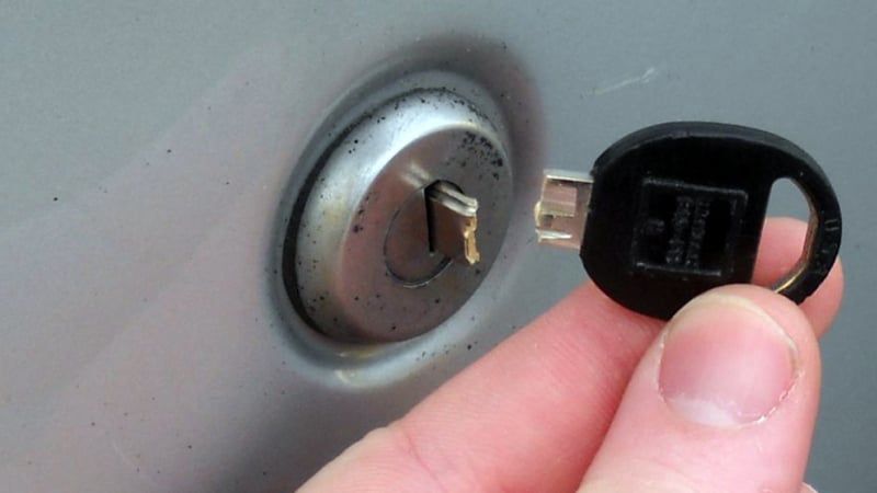 Три хитри начина за вадене на счупен ключ от ключалката на колата