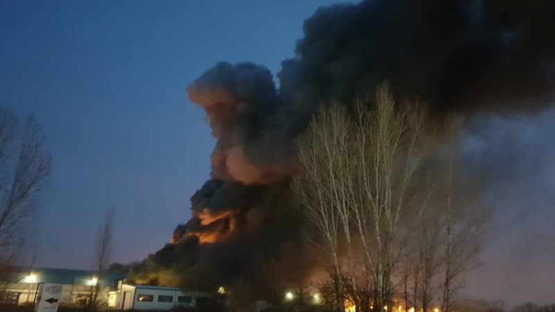 От последните минути: 14 екипа на пожарната се борят със страховит огнен ад във Войводиново