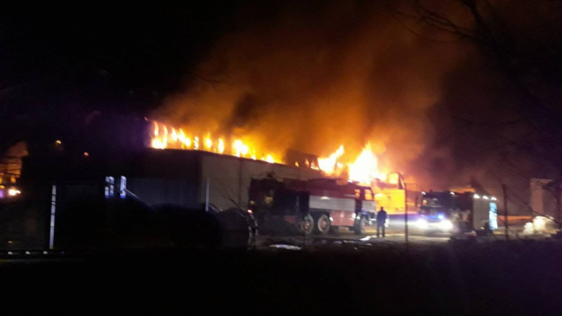 Във Войводиново е страшно! Още пожарни хвърчат към огъня, гори най-голямото предприятие на Балканите за месопреработване! (СНИМКИ)