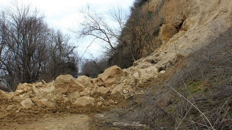 Камъни паднаха по пътя към Рилския манастир