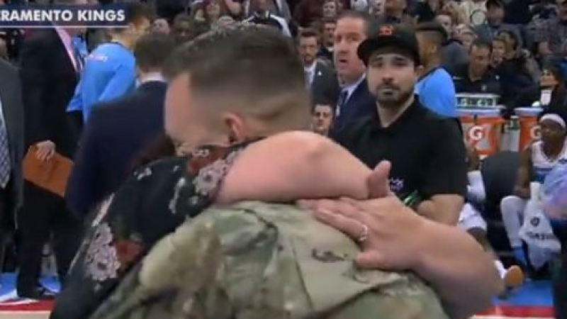 Емоционално ВИДЕО от срещата на войник с майка му просълзи мрежата