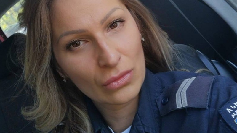 Смела и красива сръбска полицайка спаси момиче от лапите на чернокожи бежанци-изнасилвачи 