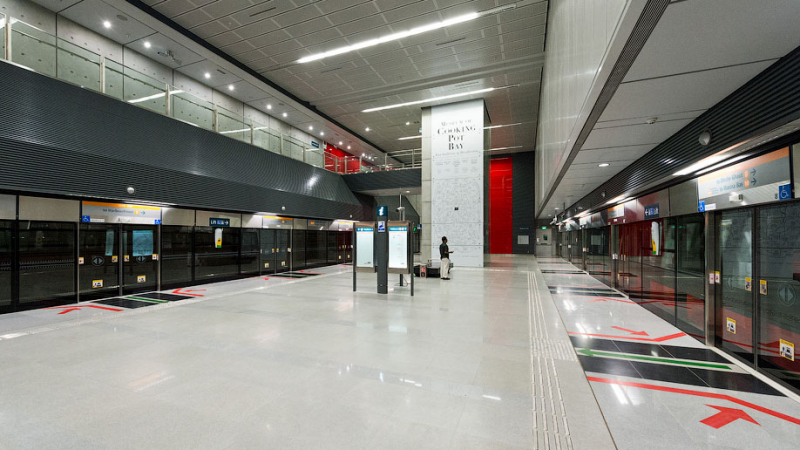 Полугола азиатка само по потниче скандализира пътниците в метрото (СНИМКА)