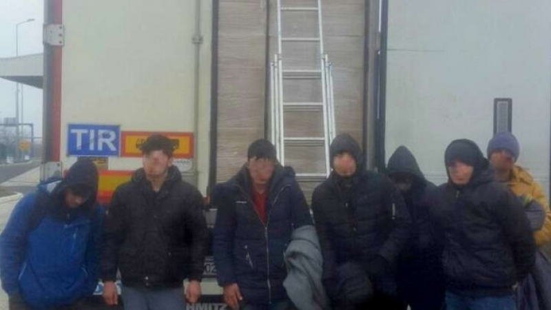 Митничари откриха 7 мигранти свряни при -22 градуса в хладилен камион