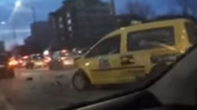Първо в БЛИЦ! Адска катастрофа с такси в София (СНИМКИ/ВИДЕО)