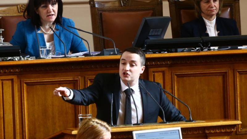 Жесток скандал в парламента! Вежди Рашидов изравни със земята млад депутат на БСП: Абе, комсомолец, не ме... (СНИМКИ)