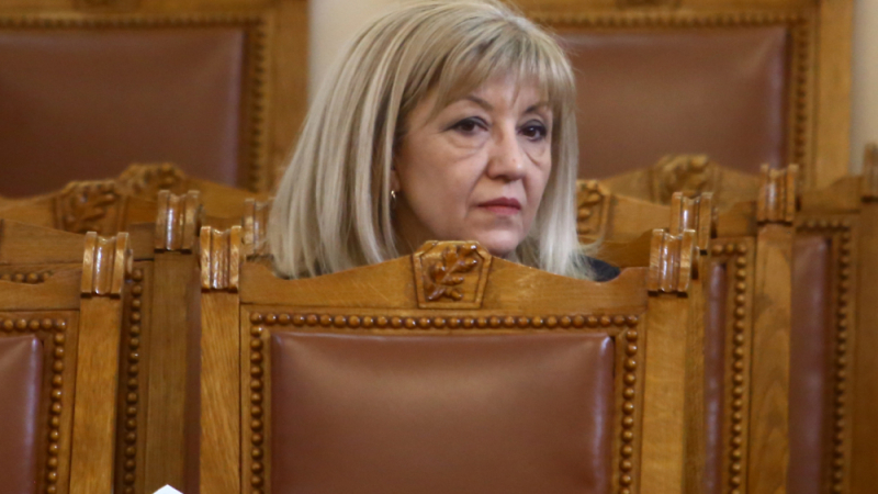 Регионалната министърка избесня заради скандала с апартаментите на "Артекс"
