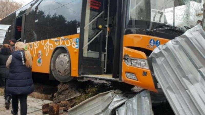 Тежък инцидент с рейс от градския транспорт в София