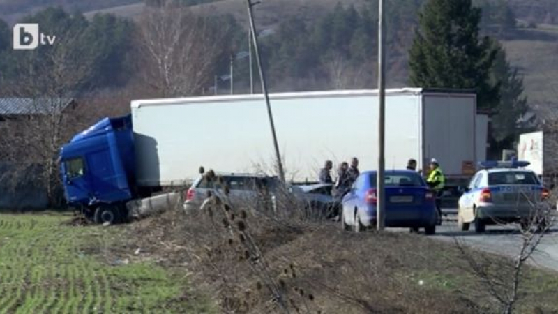 Появи се ужасяваща СНИМКА от мелето с труп на пътя Ботевград-Мездра