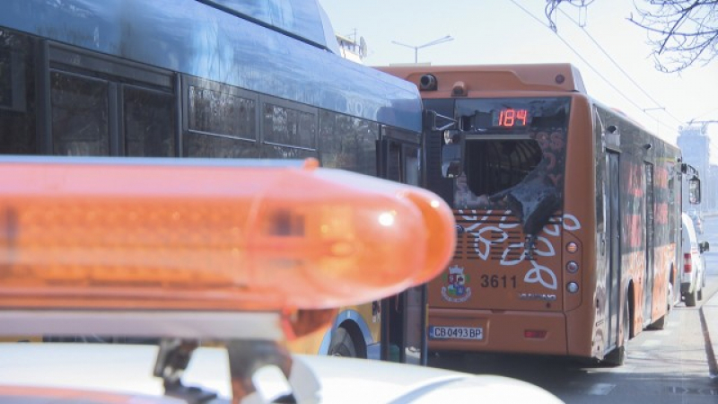 Меле между автобус и тролейбус в центъра на София! (СНИМКИ)