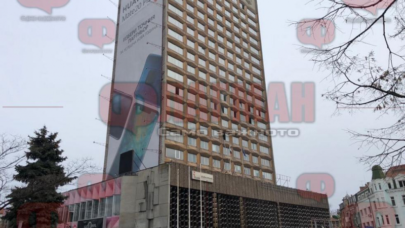 Изтърбушиха знаков хотел в Бургас (СНИМКА)