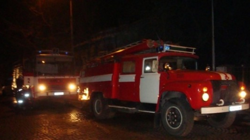 Адът се спусна над циганската махала в Сандански! Горят десетки къщи