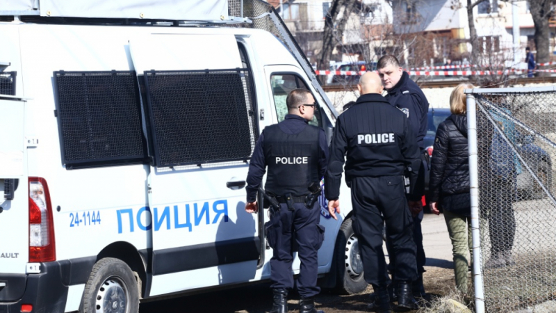 Пред дома на кмета на Созопол почерня от полиция, претърсват лимузината му Ауди А8