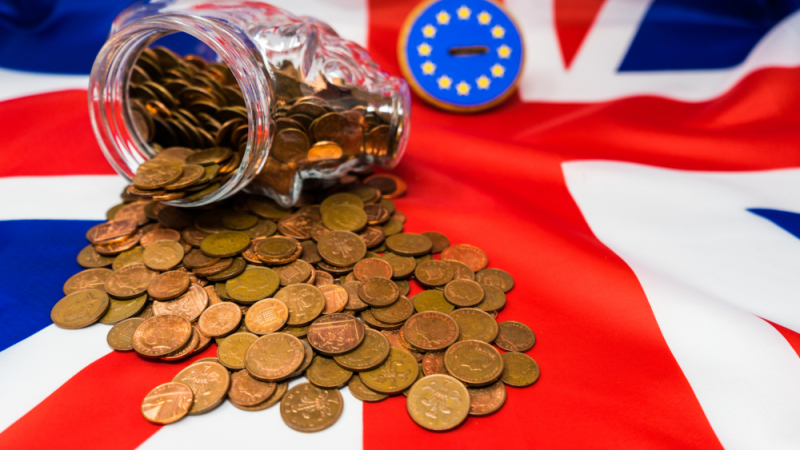 Британците пощуряха – запасяват се с евро