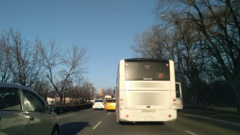 Ужас в Пловдив! Тир помете две коли (СНИМКИ)