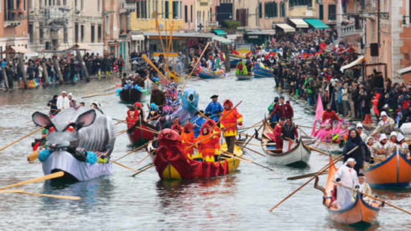 Маскирани и костюмирани хора "превзеха" Венеция заради карнавала (ВИДЕО)