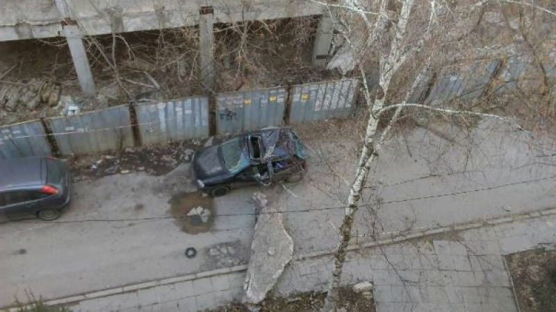 Шокиращи СНИМКИ: Трясък и нищо не остана от кола, паркирала под строеж в София! (СНИМКИ)