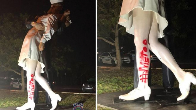 Фанатици от #MeToo оскверниха прочутата статуя „Целувката“ само ден след смъртта на моряка от нея (СНИМКА)
