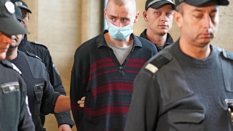 С маска на лицето, криеща белези, четворният убиец от Нови Искър влезе в съда (СНИМКИ)